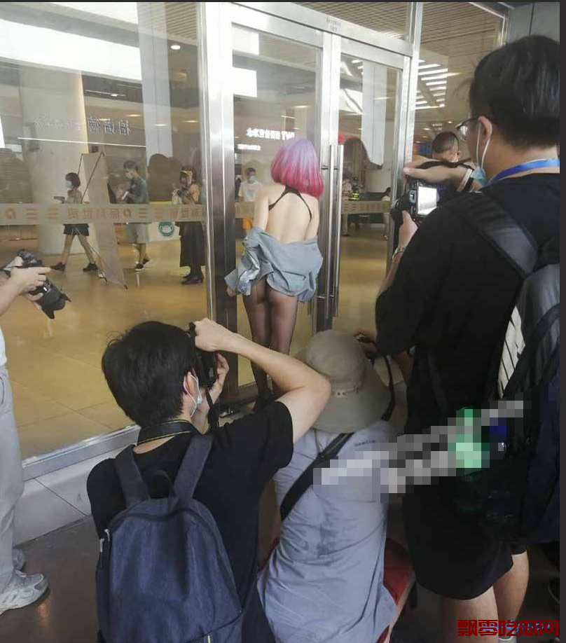 广州萤火虫漫展事件，漫展男子T拍女孩子裙底被保安现场制服惨叫