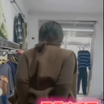抖音热瓜任县金环市场老板娘事件,直播卖衣途中画风突变直播XX